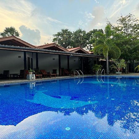 טרינקומאלה Paris Garden Resort מראה חיצוני תמונה