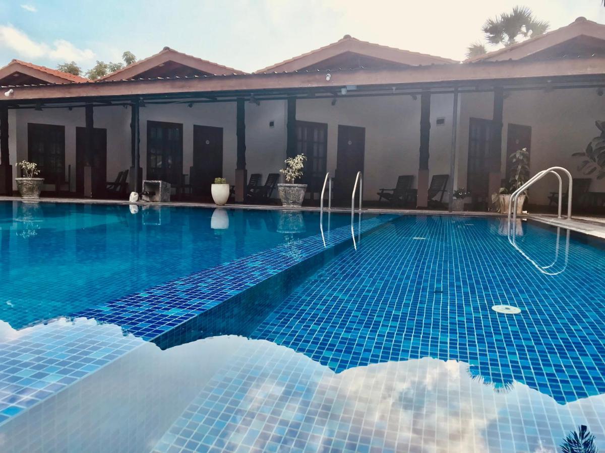 טרינקומאלה Paris Garden Resort מראה חיצוני תמונה