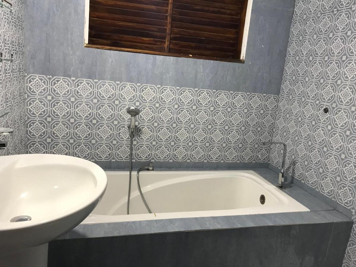 טרינקומאלה Paris Garden Resort מראה חיצוני תמונה
