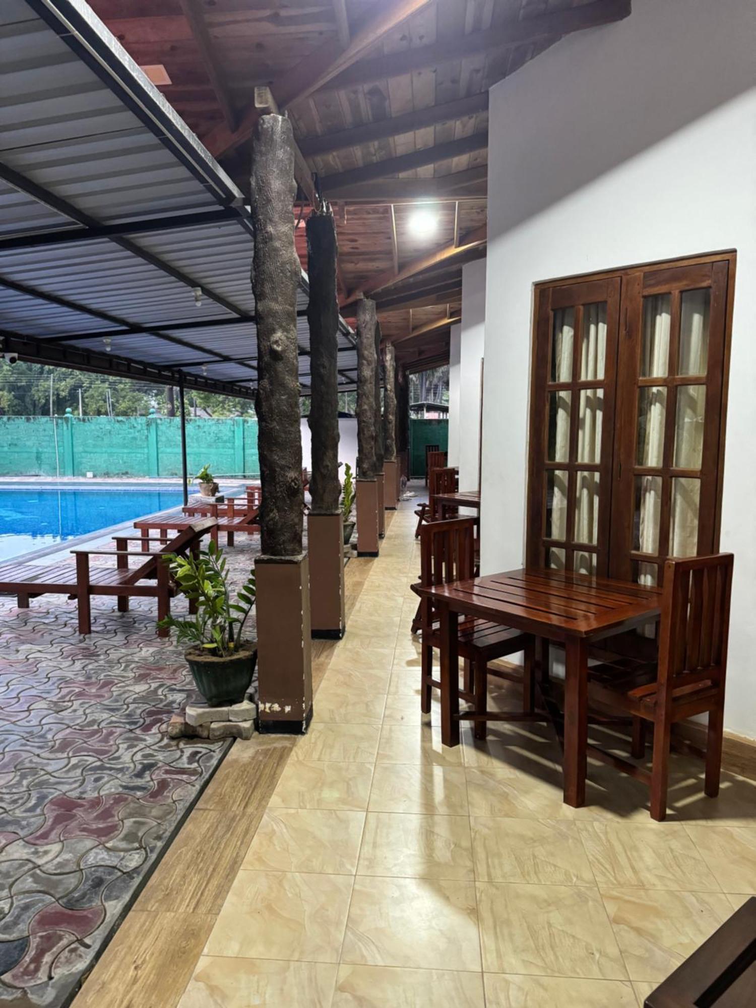 טרינקומאלה Paris Garden Resort מראה חיצוני תמונה