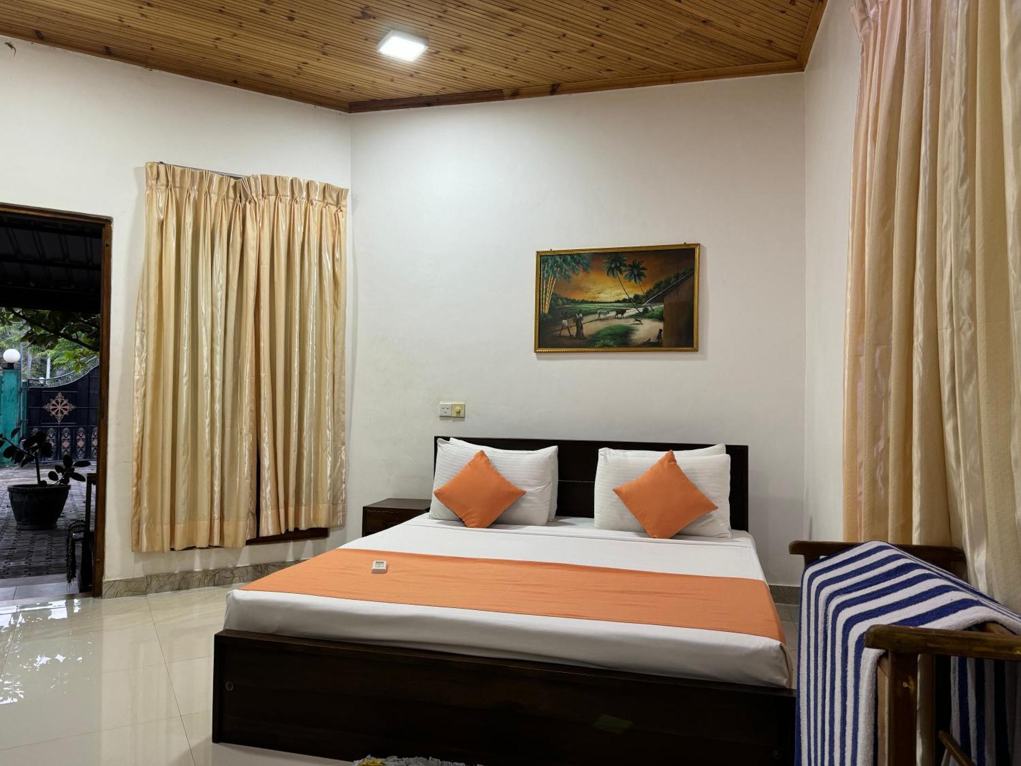 טרינקומאלה Paris Garden Resort מראה חיצוני תמונה