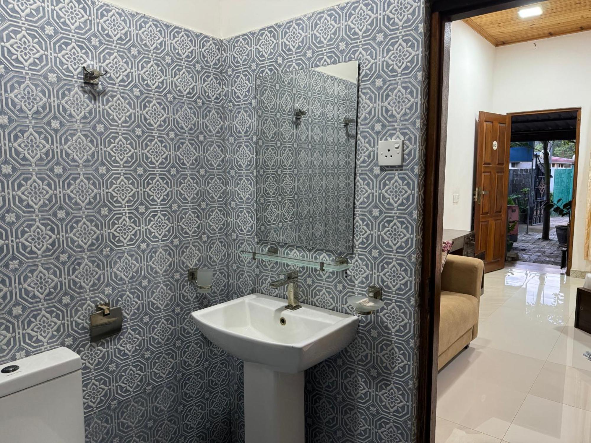 טרינקומאלה Paris Garden Resort מראה חיצוני תמונה