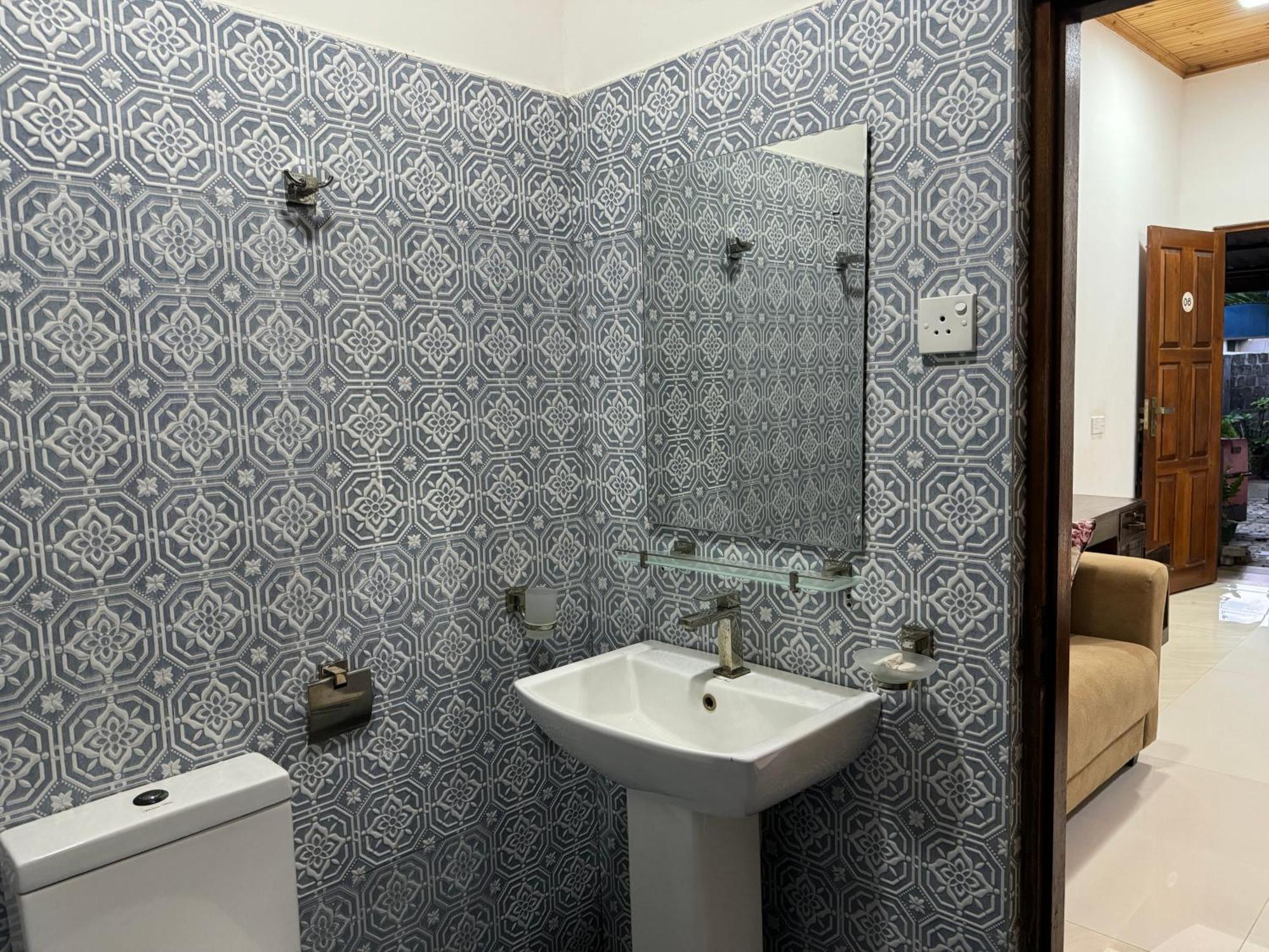 טרינקומאלה Paris Garden Resort מראה חיצוני תמונה